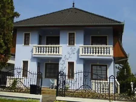 Rozsa Apartment *